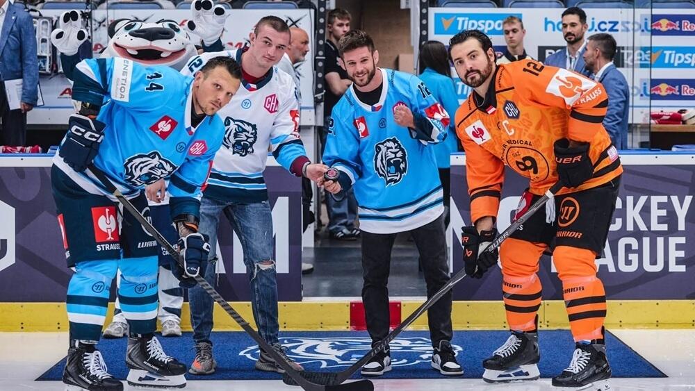 Slavnostní buly a podpisovka v podání bojovníků KSW 121, které se v naší hale uskuteční už příští sobotu. Foto: FB Bílí Tygři